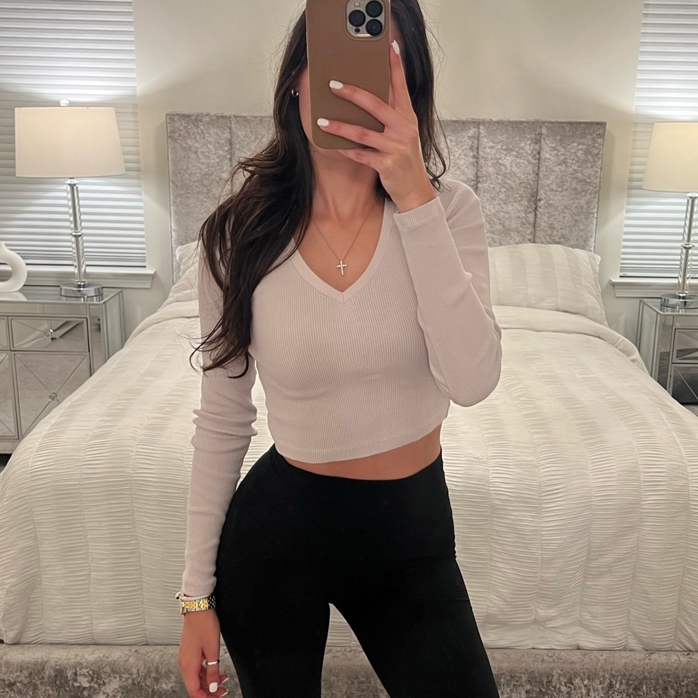 Aritzia Ribbed Longsleeve Top - Picture 2 of 4